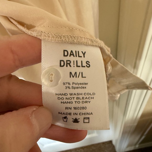 DAILY‎ DR!LLS Satin Button Down Shirt Womens M L Beige Silk Blend Long Sleeve - Picture 3 of 8